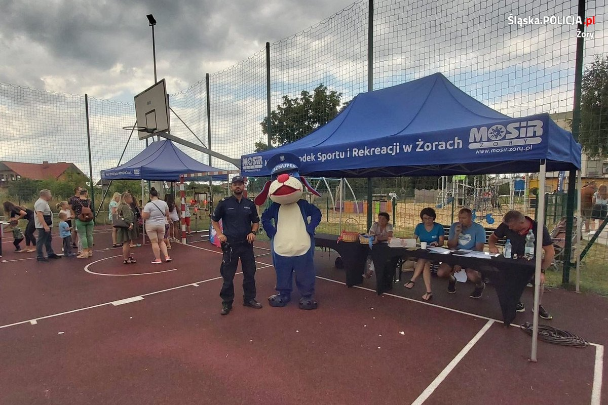 Dzielnicowy i Sznupek odwiedzili osiedle Gwarków