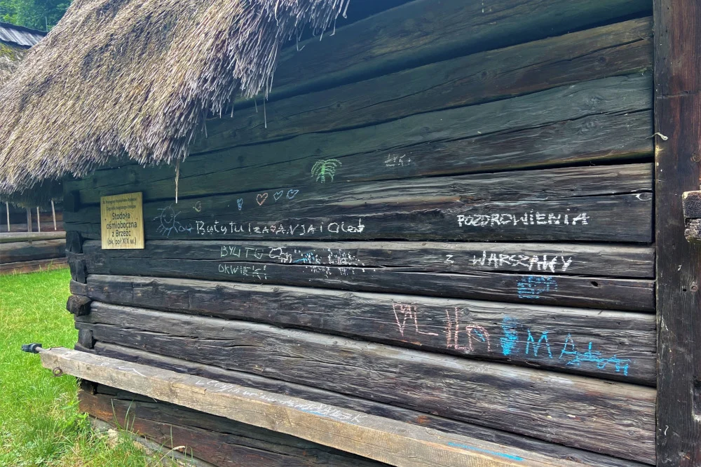 Akt wandalizmu w chorzowskim skansenie. XIX-wieczna stodoła porysowana kredą
