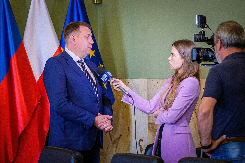 Zastępca Prezydenta Chorzowa podpisał pierwsze umowy w ramach programu "Ciepłe Mieszkanie"