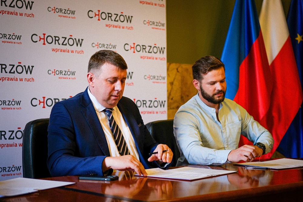 Zastępca Prezydenta Chorzowa podpisał pierwsze umowy w ramach programu "Ciepłe Mieszkanie"