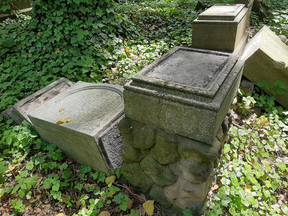 Zdewastowane nagrobki na cmentarzu żydowskim w Zabrzu zostaną naprawione!