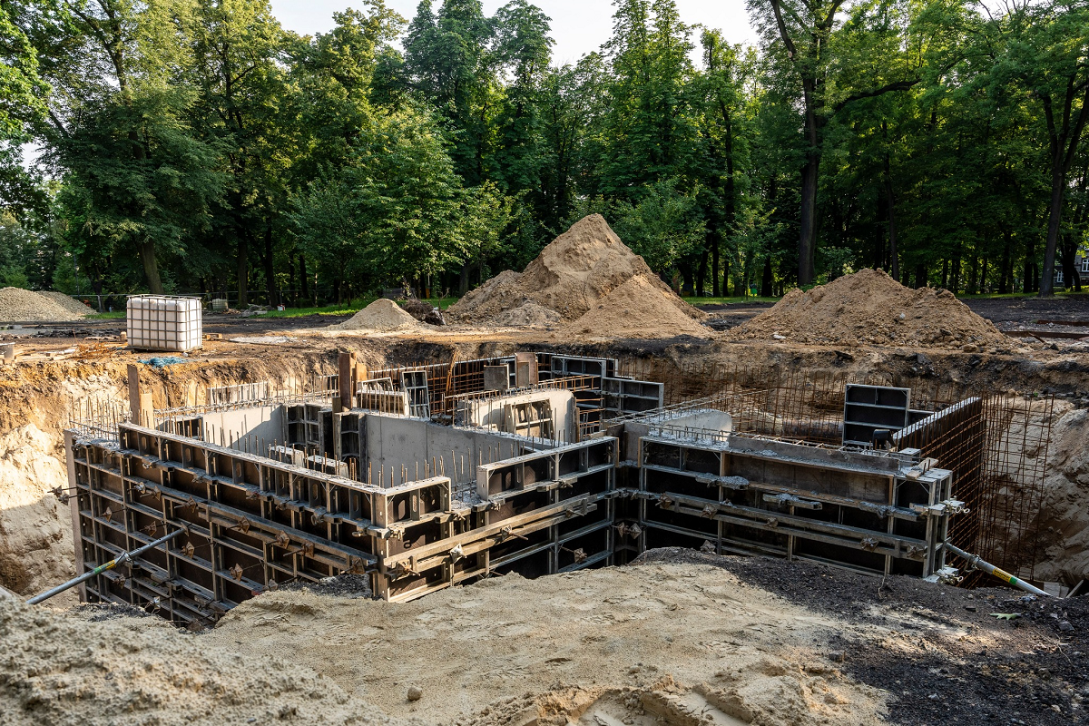 Trwa rewitalizacja Parku Hutniczego. Prowadzone są prace ziemne [ZDJĘCIA]