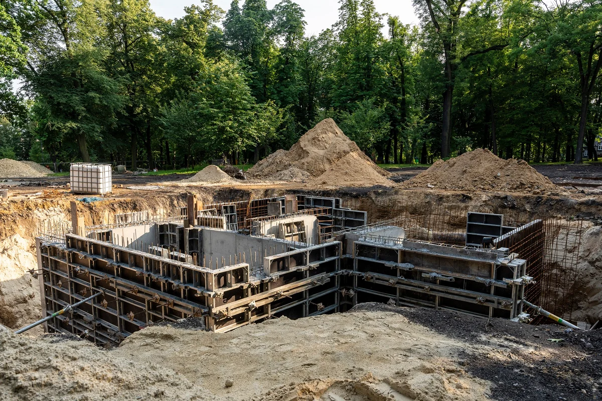 Trwa rewitalizacja Parku Hutniczego. Prowadzone są prace ziemne [ZDJĘCIA]