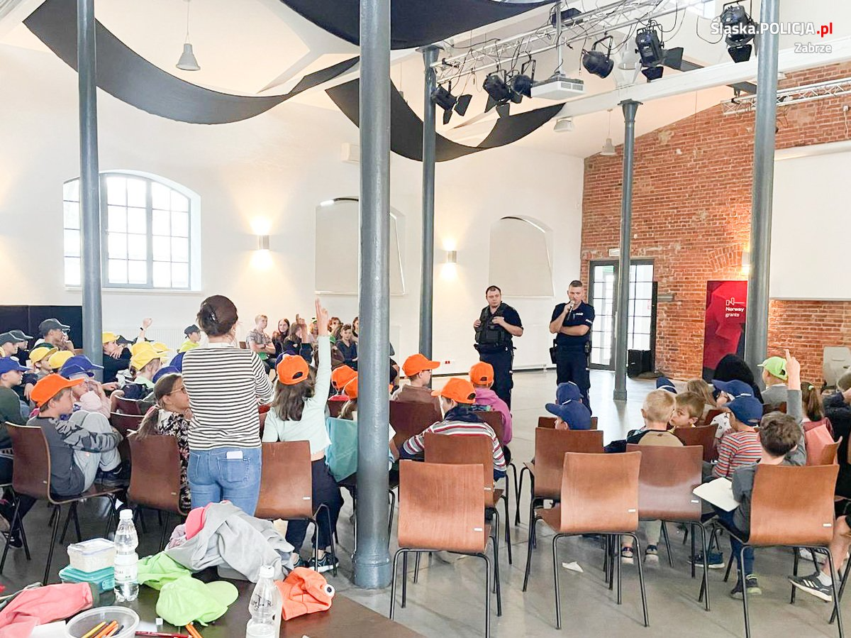 Policjanci odwiedzili dzieci podczas półkolonii