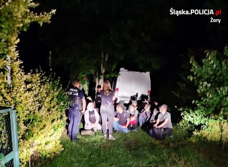 Pościg z Żorach! Kierowca przewoził nielegalnie 21 imigrantów z Syrii!