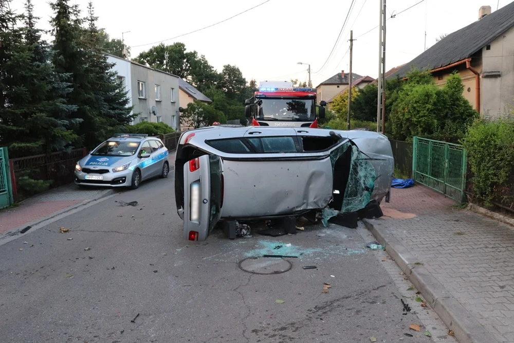 18-latek bez prawa jazdy dachował samochodem w Jaworznie. Mężczyzna miał prawie 3 promile alkoholu!