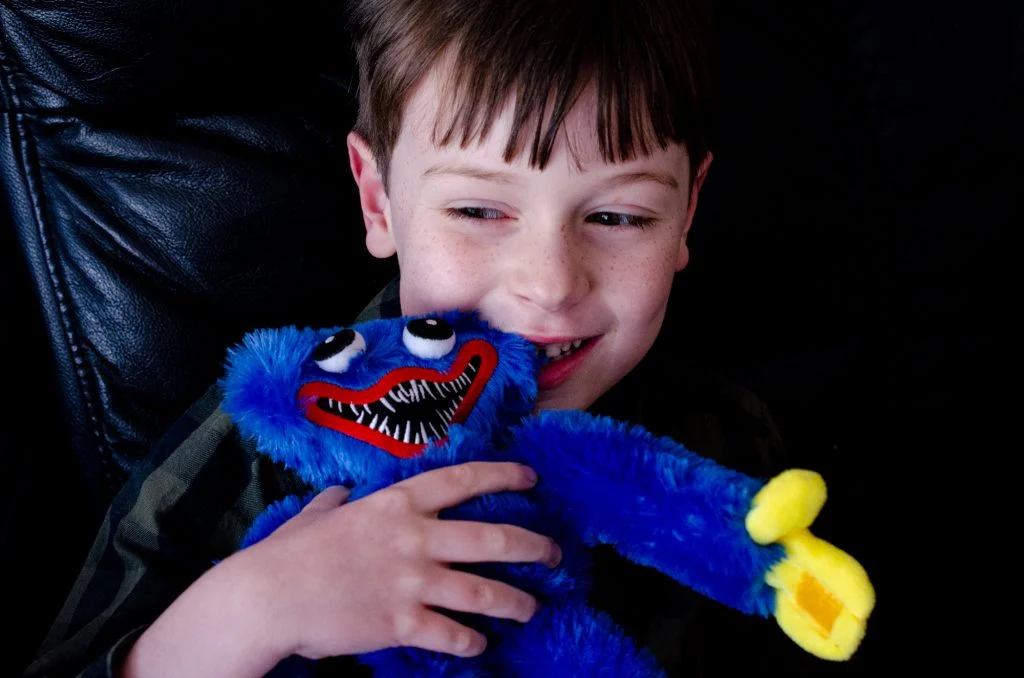 Huggy Wuggy: Śmieszna zabawka czy niebezpieczna rozrywka dla dzieci?