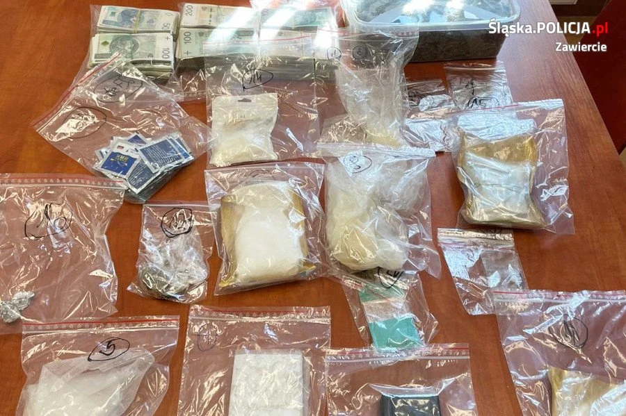 Policjanci z Ogrodzieńca przejęli ponad kilogram narkotyków. 33-latek został tymczasowo aresztowany