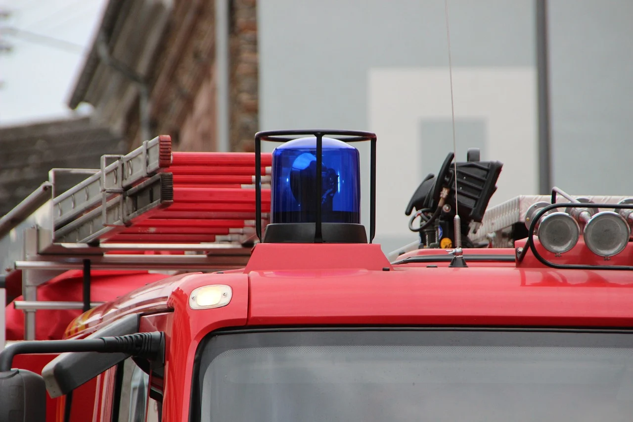 Seniorka upadła i nie mogła wstać. Strażacy weszli oknem do mieszkania