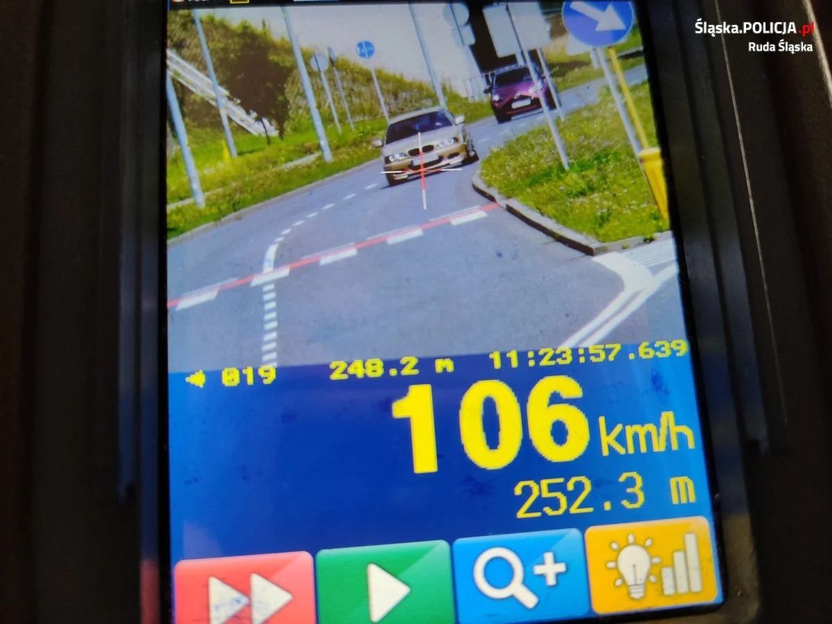 Pędził BMW 106 km/h w terenie zabudowanym! Kierowca pozbawiony "prawka"