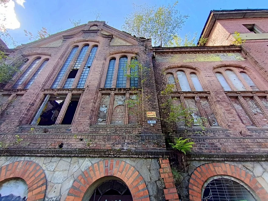 Ruda Śląska: Przy Piastowskiej powstaje przystanek. Rudzianie obawiają się o stan budynku