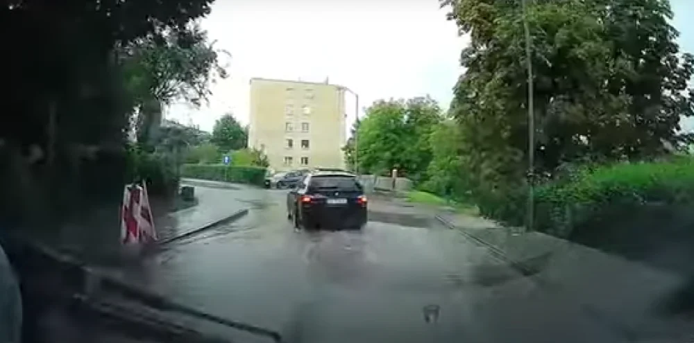 Ulica Miodowa zalana po ulewie. Jak sprawuje się nowa kanalizacja deszczowa?