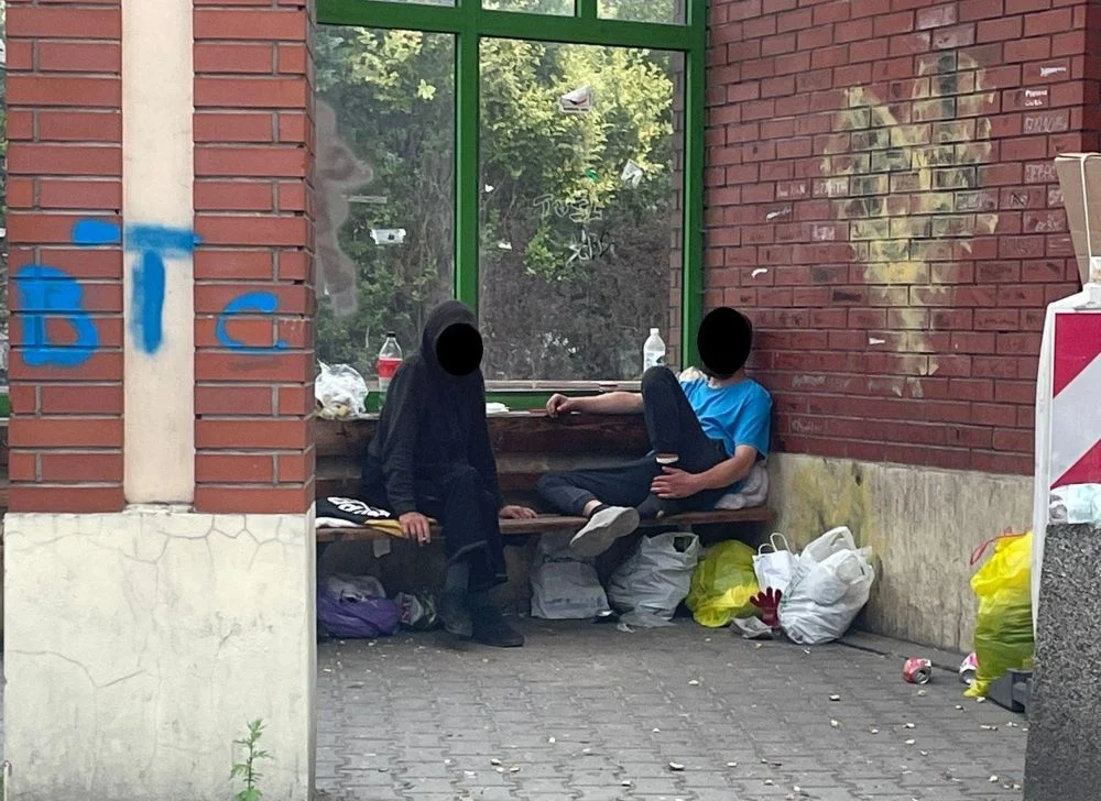 Bezdomni upodobali sobie były przystanek autobusowy na Rudzie. Mieszkańcy proszą o pomoc