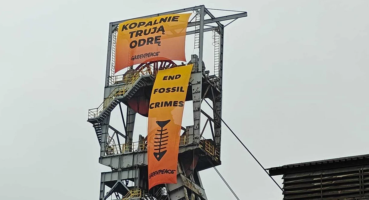 "Kopalnie trują Odrę". Protest aktywistów Greenpeace na szybie kopalni Bielszowice
