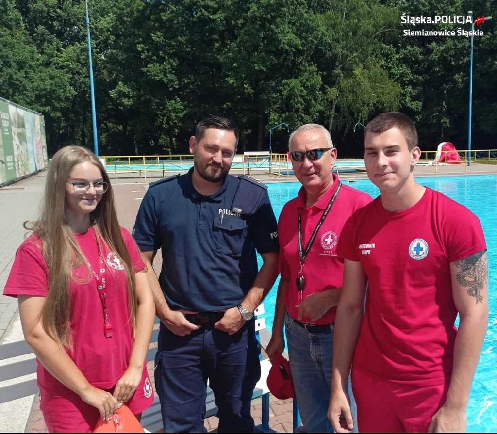 Odwiedziny policyjnych profilaktyków na basenie MOSiR Pszczelnik