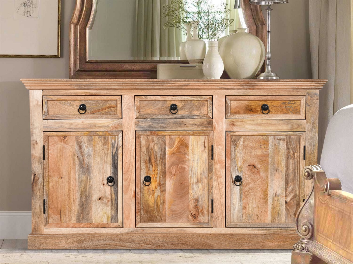 Trendy w meblach kolonialnych: jakie wzory i materiały są na czasie?