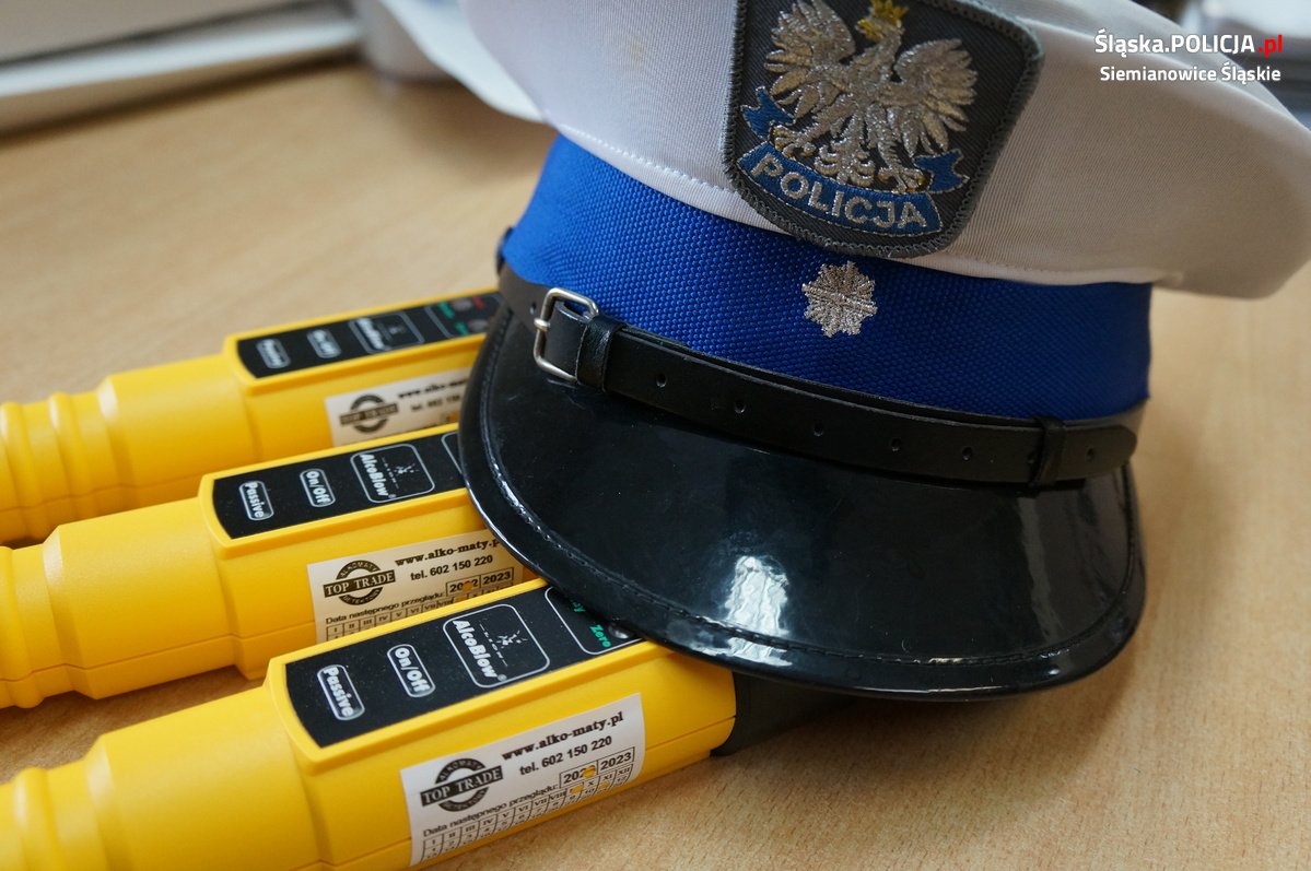 Kobieta nie przejmując się obecnością policjantów wsiadła za kółko pod wpływem alkoholu 