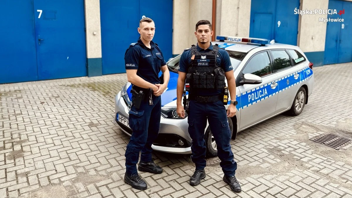 Mysłowiccy policjanci uratowali wycieńczonego mężczyznę, lężącego półnago w lesie