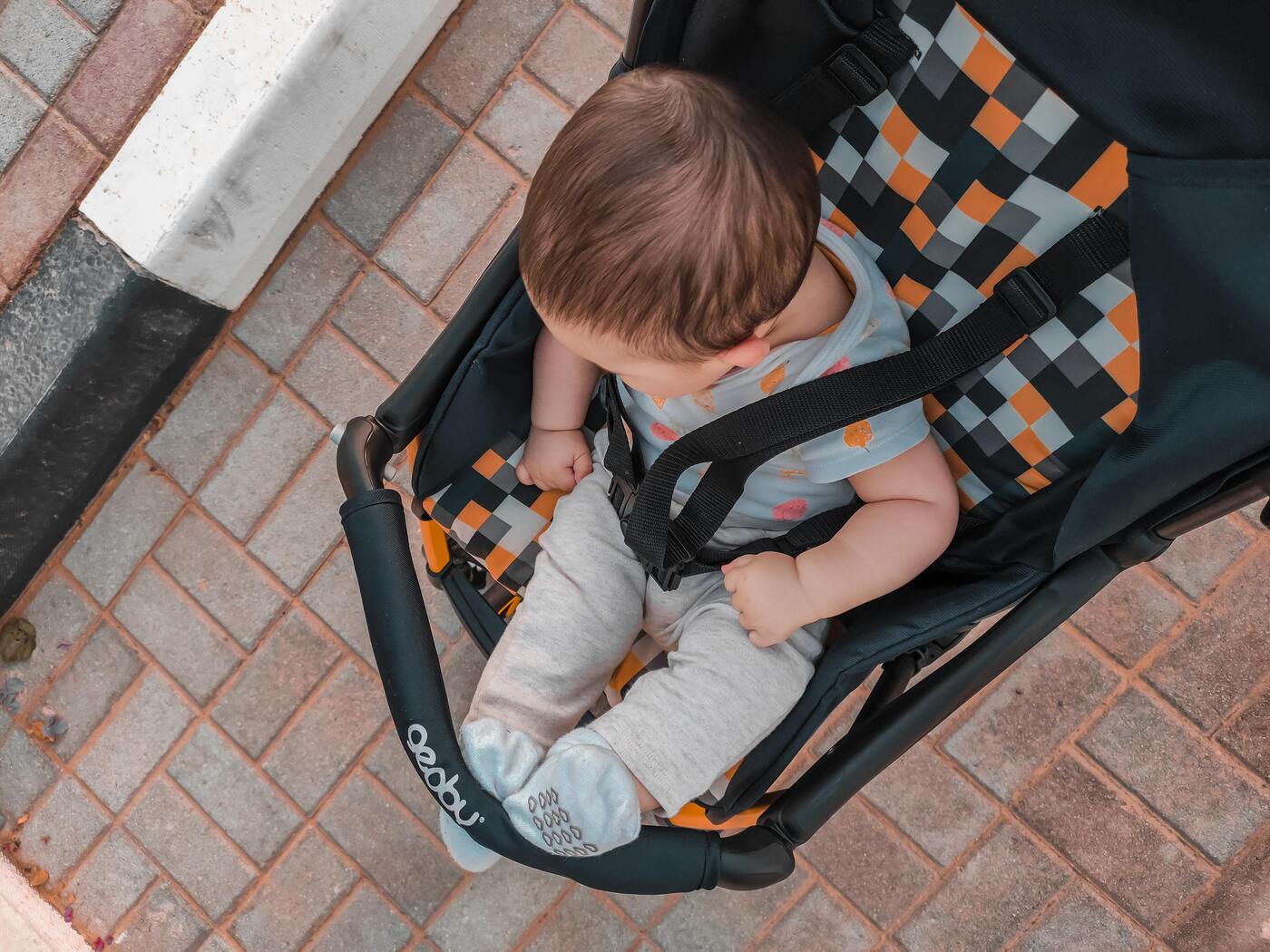 Policja radzi, jak przewozić dziecko w w foteliku