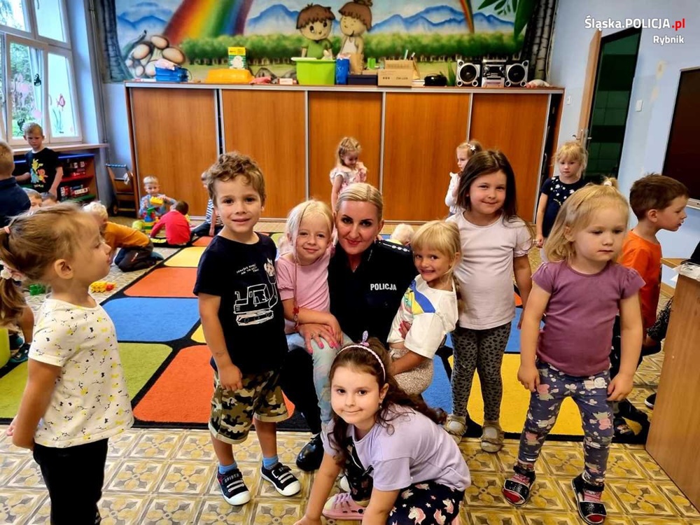 Rybniccy policjanci spotkali się z przedszkolakami. Bezpieczne wakacje z najmłodszymi