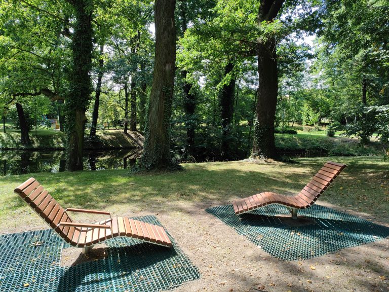 Park Szwajcaria poleca się na relaks. Gliwiczanie mogą już skorzystać z obrotowych leżaków
