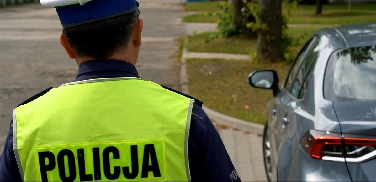 Kierowca BMW o brytyjskim numerze rejestracyjnym wjechał w wiatę. Poszukiwani świadkowie