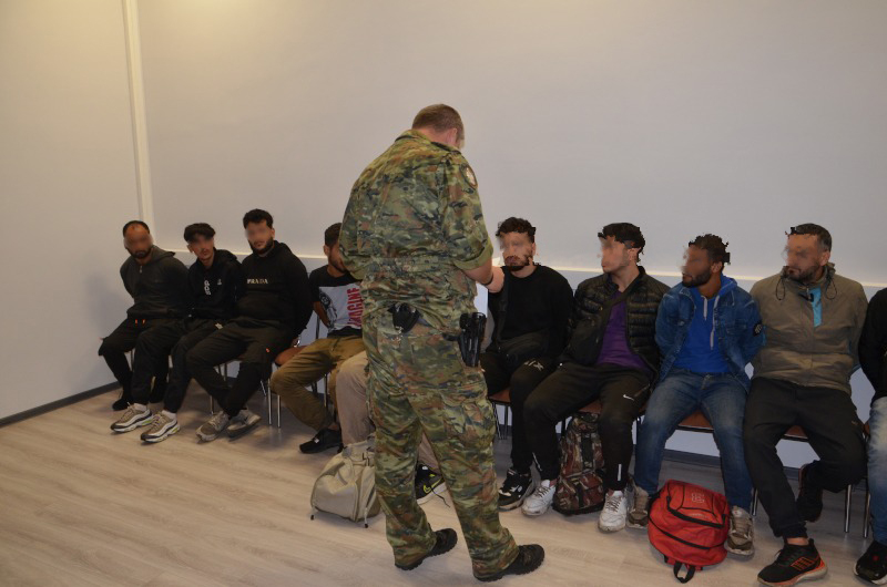 Zatrzymano 22 obcokrajowców w dostawczaku