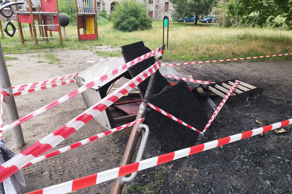 Wandale zniszczyli i podpalili plac zabaw w Bobrku