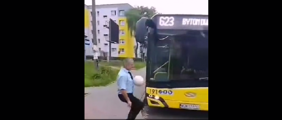 Kierowca autobusu z Bytomia stał się hitem Tik-Toka. Żongluje piłką niczym Lewandowski!