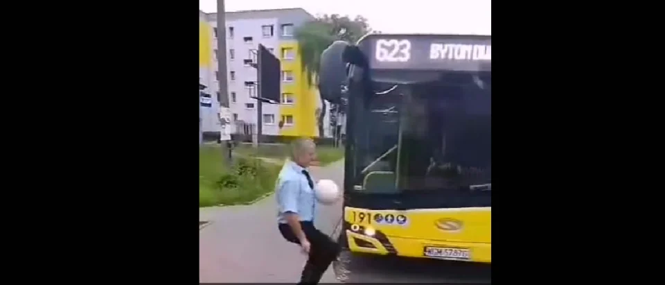 Kierowca autobusu z Bytomia stał się hitem Tik-Toka. Żongluje piłką niczym Lewandowski!