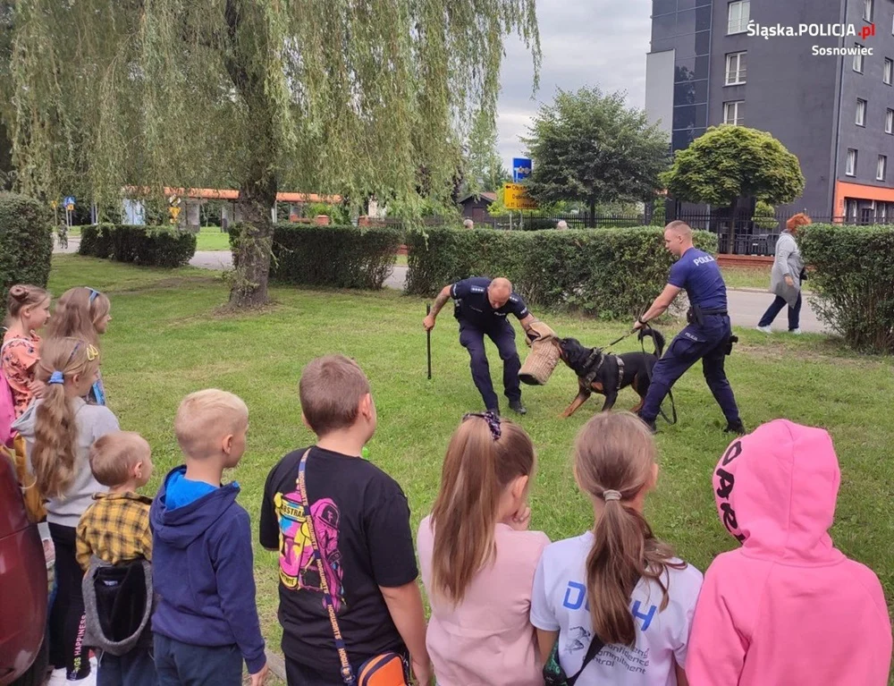 "Bezpieczne wakacje" z sosnowieckimi policjantami. Funkcjonariusze rozmawiają z młodzieżą