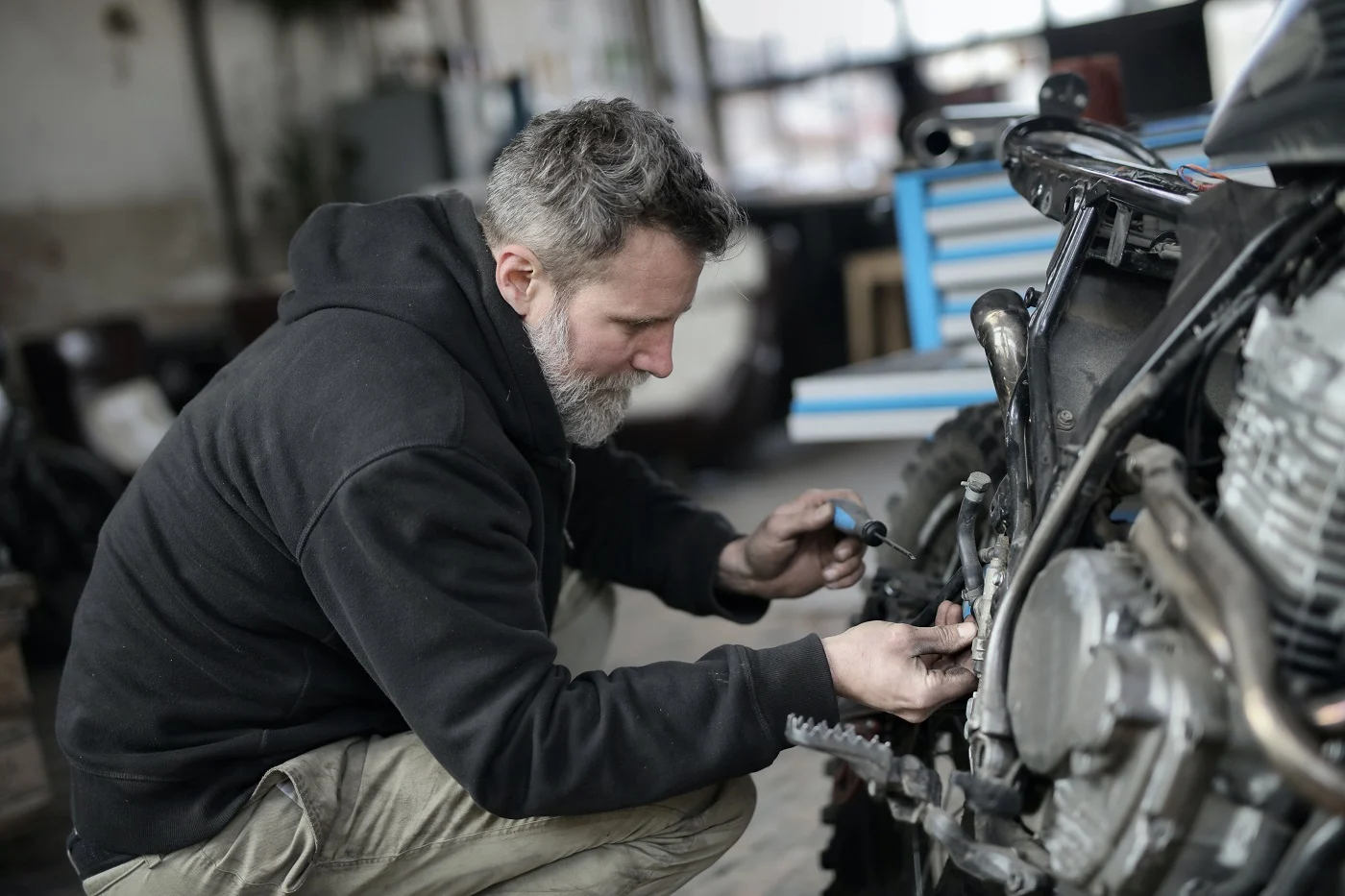 Garaż blaszany dla motocyklisty: Praktyczne porady dotyczące organizacji przestrzeni