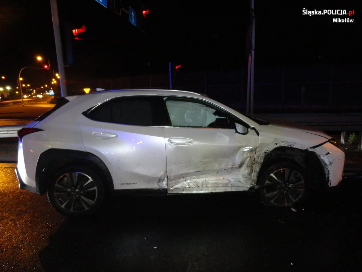 Zderzenie aut na skrzyżowaniu w Mikołowie! Kierowcy twierdzą, że wjechali na zielonym...