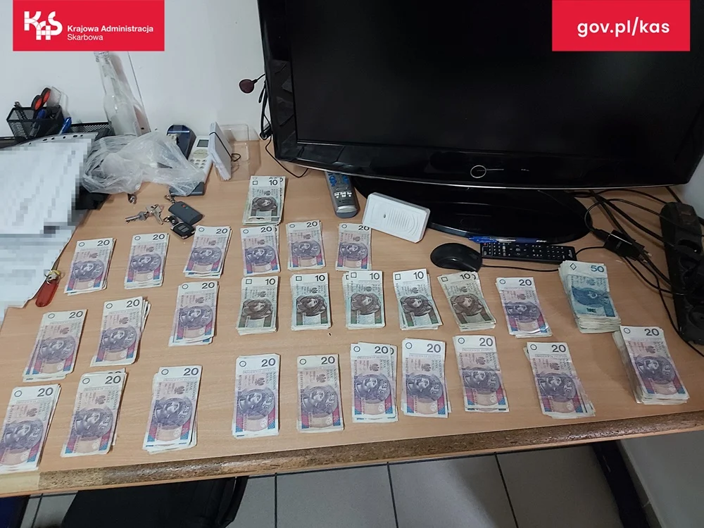 4 automaty do gier i ponad 6 tys. zł w gotówce. Śląska KAS uderzyła w nielegalny hazard
