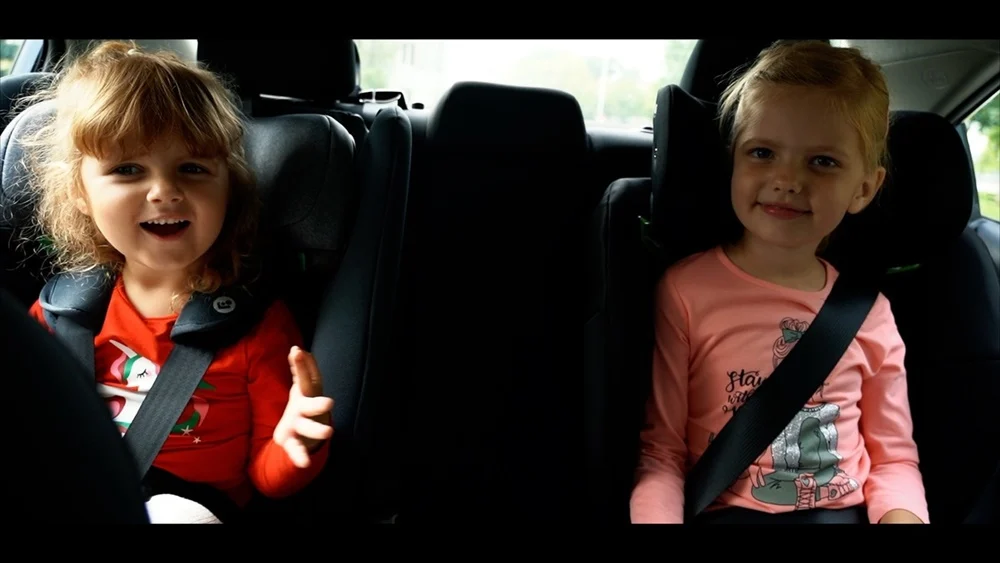 Jak prawidłowo przewozić dzieci w fotelikach? Sprawdź rady Policji!