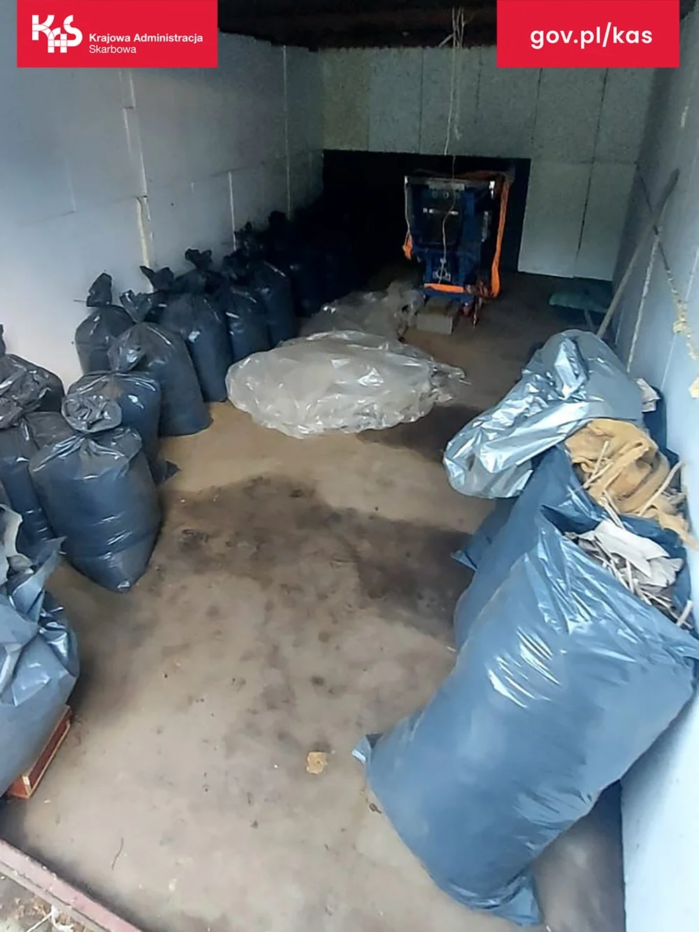 Papierosy za kaloryferem, tytoń pod podłogą. KAS zlikwidowała nielegalną krajalnię tytoniu