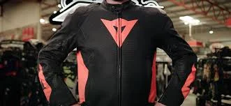 3 najlepsze modele kurtek motocyklowych o sportowym kroju i dobrej wentylacji