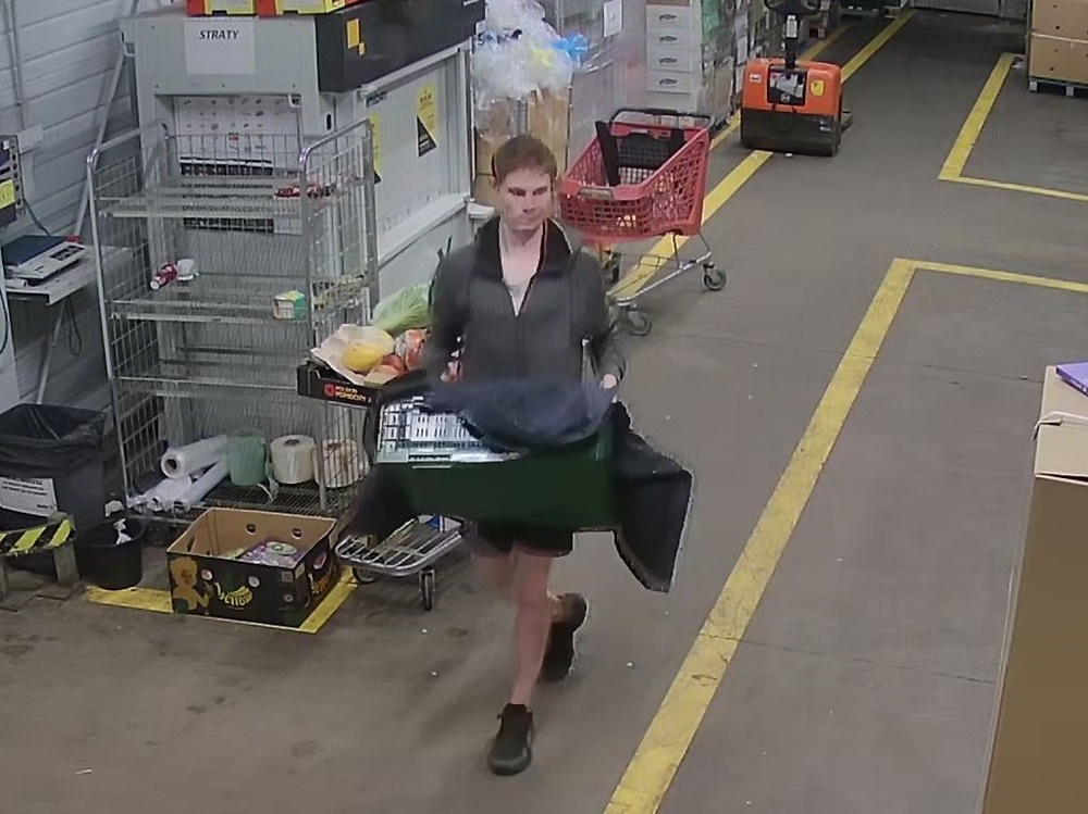 Kradzież alkoholu w Katowicach. Widziałeś tego mężczyznę?