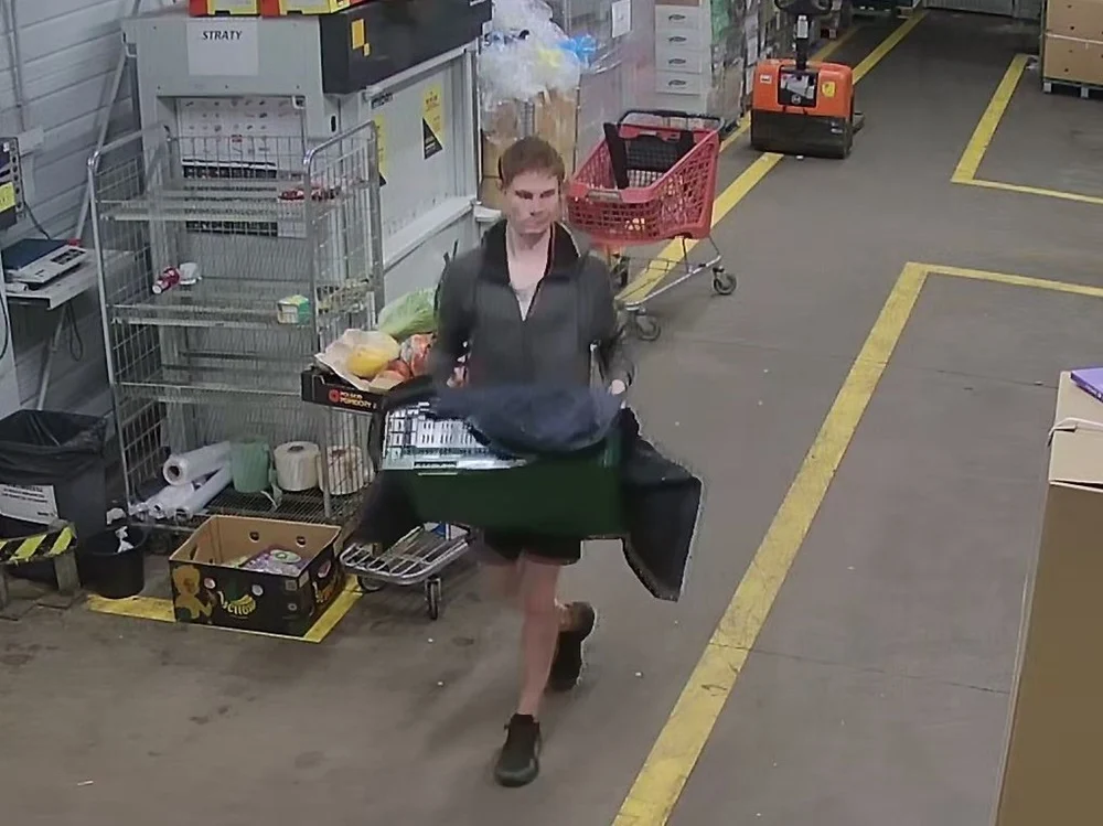 Kradzież alkoholu w Katowicach. Widziałeś tego mężczyznę?