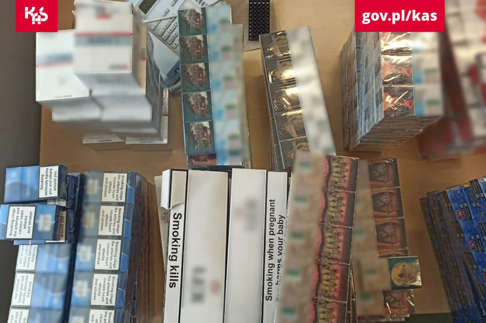 Nielegalne papierosy na targowisku. KAS przejęła w sumie 1500 paczek i gotówkę