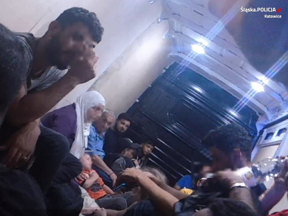 Katowice: Zatrzymano 18 nielegalnych imigrantów. Przemytnik posiadał zakaz prowadzenia