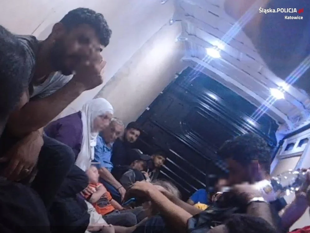 Katowice: Zatrzymano 18 nielegalnych imigrantów. Przemytnik posiadał zakaz prowadzenia