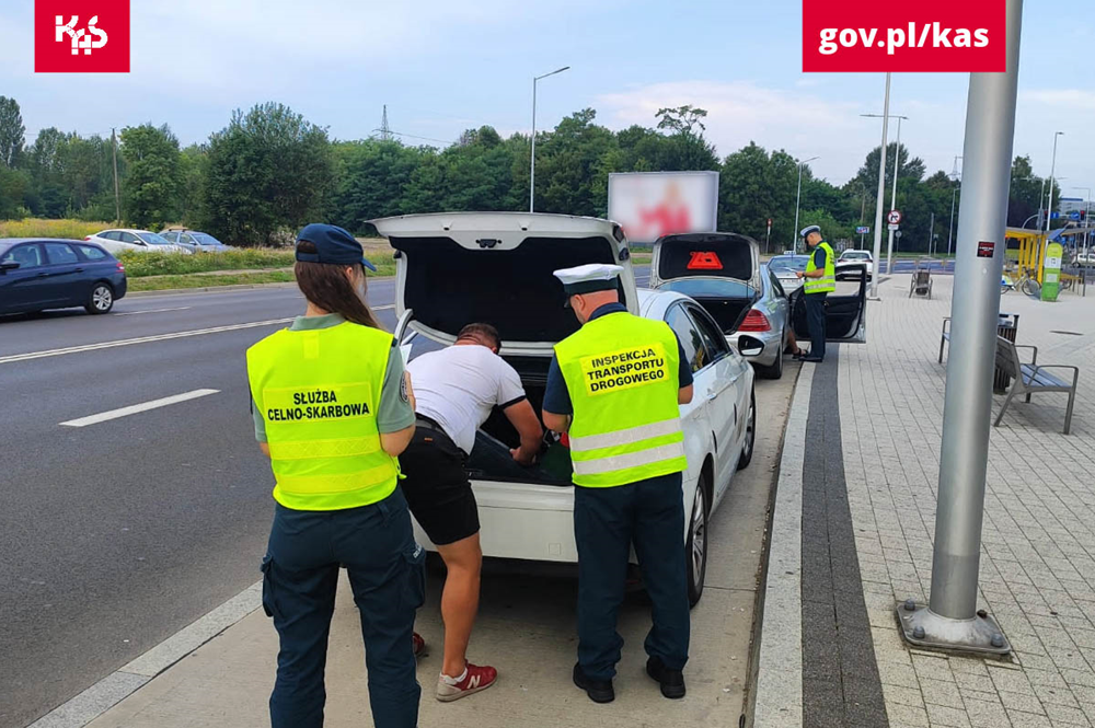 Funkcjonariusze KAS skontrolowali przewoźników Taxi. Przeprowadzono 106 kontroli!