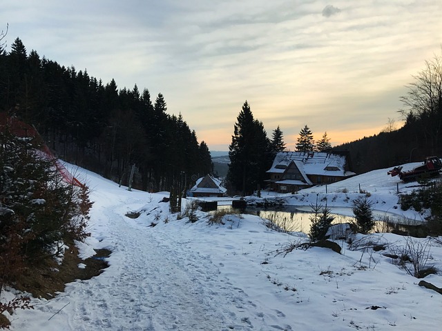 Raczki na buty jako skuteczna ochrona przed zimowymi warunkami
