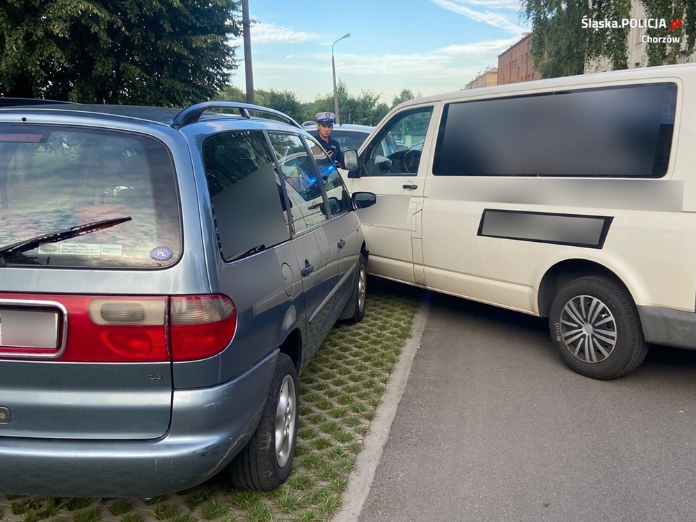 Chorzów: Samochód wytoczył się z miejsca parkingowego i spowodował kolizję