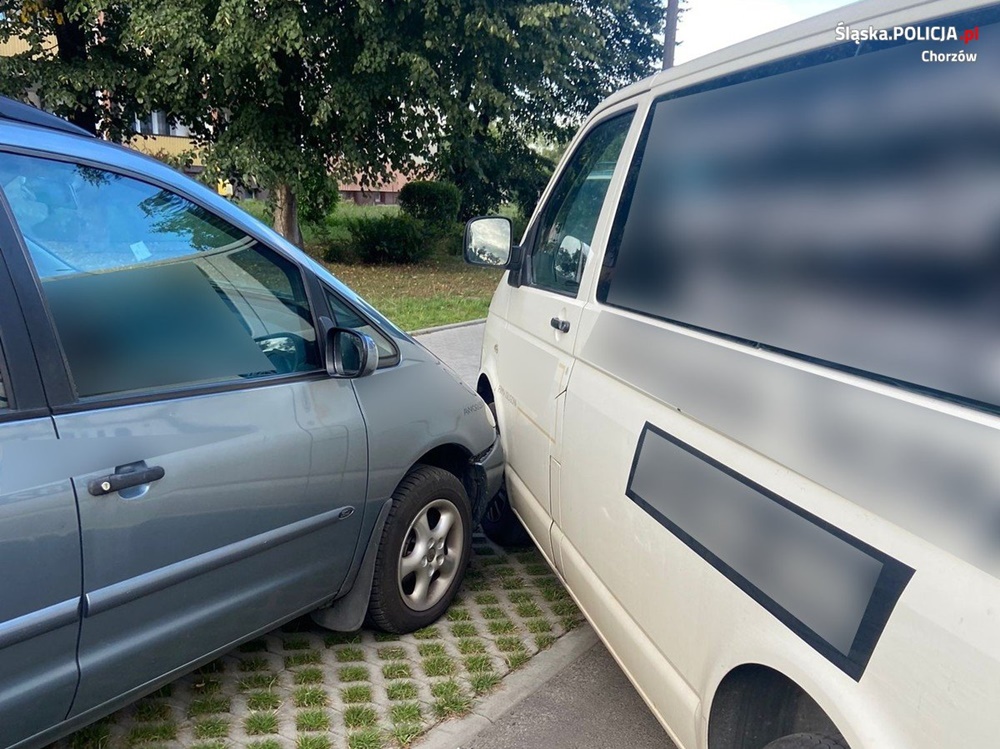 Chorzów: Samochód wytoczył się z miejsca parkingowego i spowodował kolizję