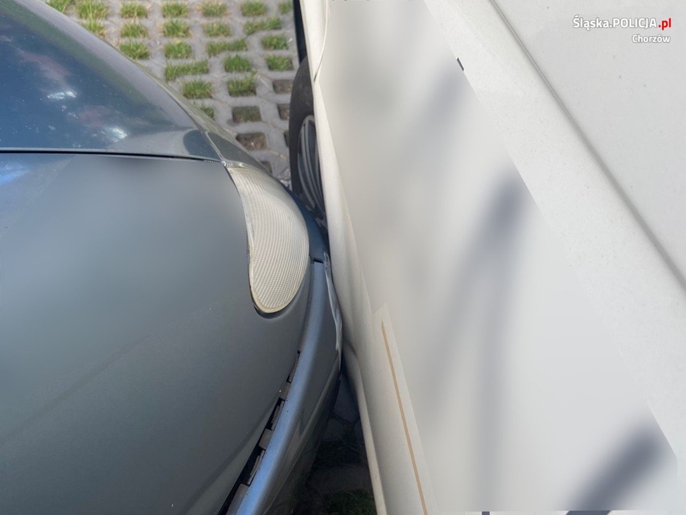 Chorzów: Samochód wytoczył się z miejsca parkingowego i spowodował kolizję