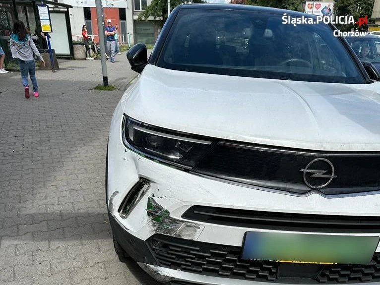 O włos od tragedii na przejściu dla pieszych w Chorzowie. 79-latek przejechał na czerwonym