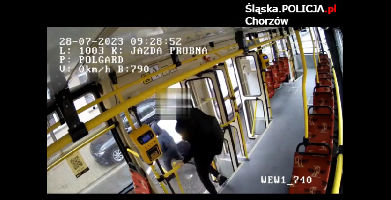 Niebezpieczne zdarzenia w Chorzowie. Wychodzący z tramwaju mogli zostać potrąceni! [WIDEO]