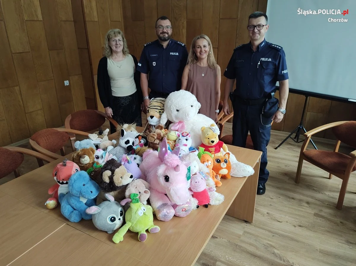 Policjanci przekazali maskotki podopiecznym Ośrodka Wparcia Rodziny w Chorzowie